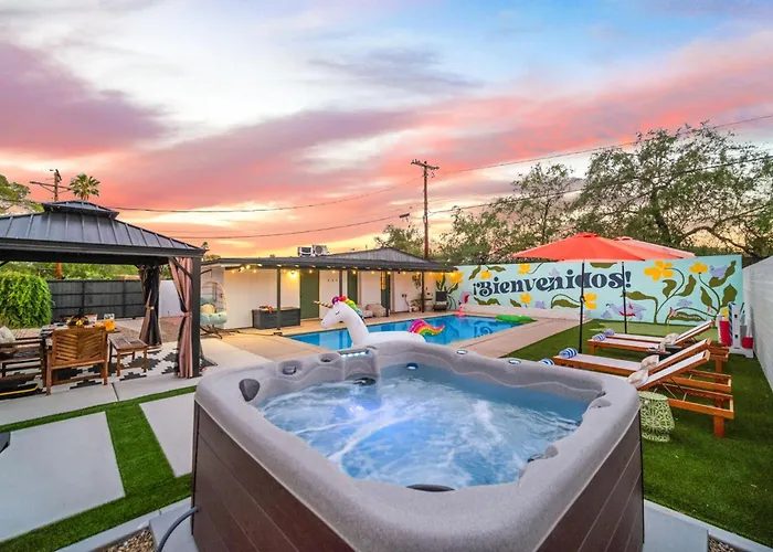 Сasa de vacaciones Designer With Guest House, Pool, Hot Tub Tucson