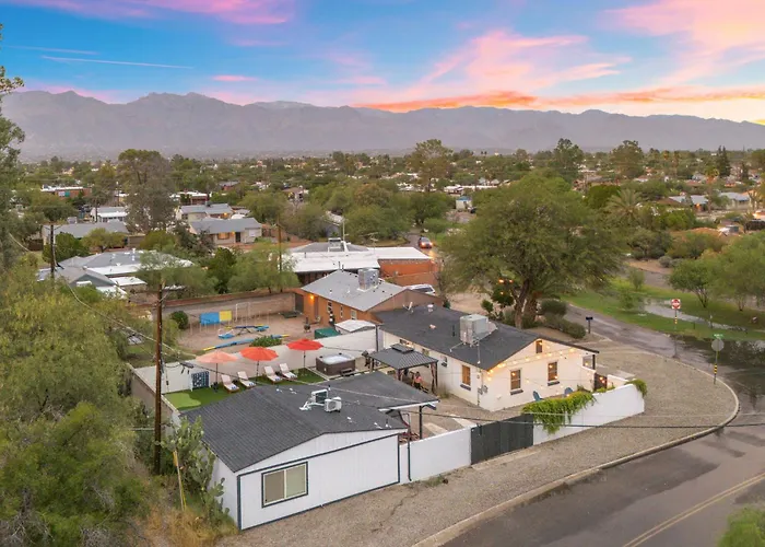 Designer With Guest House, Pool, Hot Tub Tucson