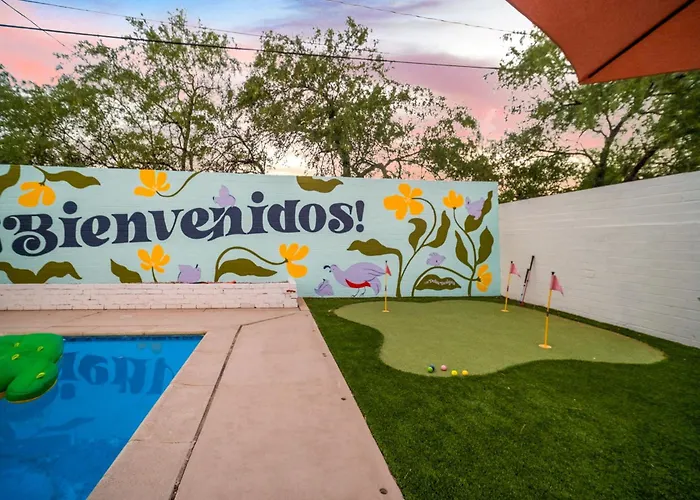 Сasa de vacaciones Designer With Guest House, Pool, Hot Tub