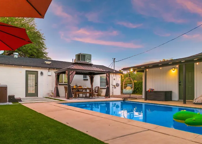 Designer With Guest House, Pool, Hot Tub Tucson